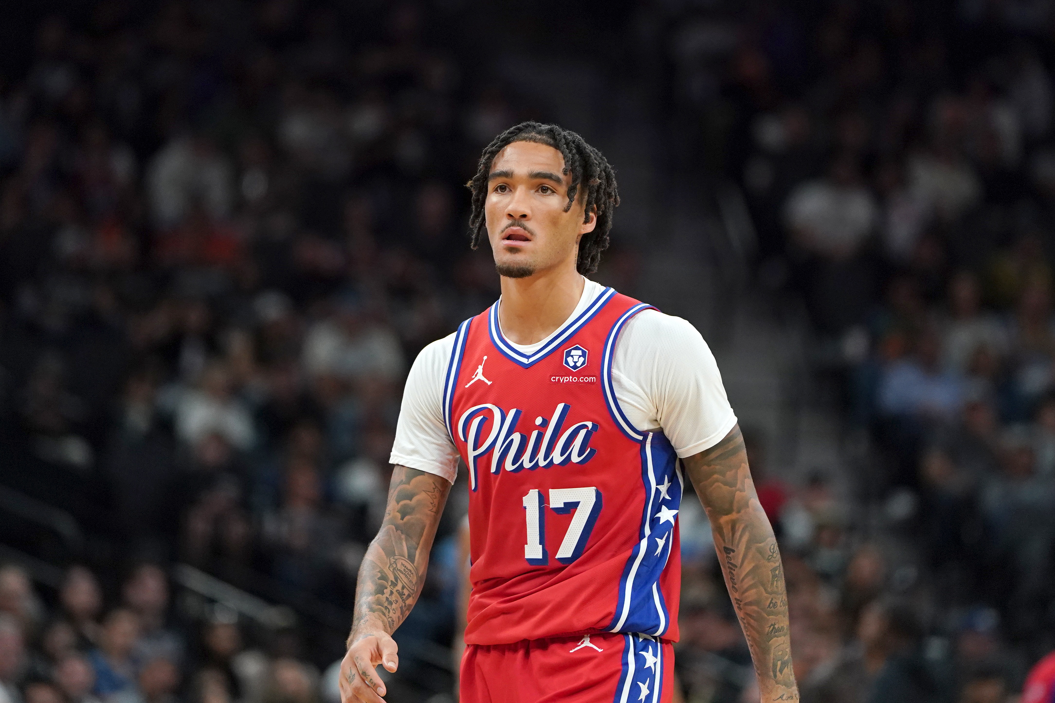 九游娱乐官方-都挺铁的！76人半场33-30领先奇才 两队命中率均三成左右