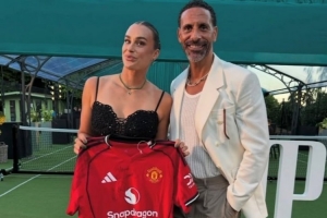 曼联官推晒照：网坛名将萨巴伦卡拿着红魔球衣，与费迪南德合影